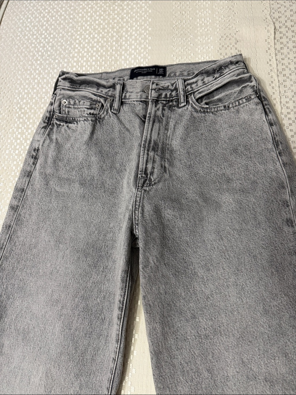 Abercrombie & Fitch Gray Washed Relaxed Men's Jeans - Picture 2 of 5